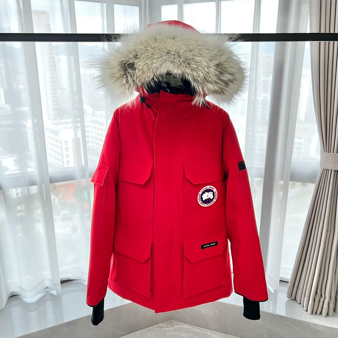 P800 Canada Goose "Canada Goose"🇨🇦 Beichen White / 08 Expedition Parka 4660M Product color: black, off-white, red, sand pink, sky blue, graphite gray, Beichen white, navy blue, sky blue, gray camouflage gray black label Product size: XS, S, M, L, XL, XXL The Expedition was originally a parka designed for scientists at the McMurdo Research Station in Antarctica. Whether your next journey takes you into the frozen urban jungle or across uncharted ice fields, wear Canada Goose's Expedition Parka and get proven results year after year in Antarctica by the National Science Foundation's Center for Polar Research.  Material list: 1⃣ Uses Y-shaped Velcro imported from Taiwan (exclusive in the market) 2⃣ Uses 18-count polyester-cotton blended fabric imported from South Korea (authentic synchronized fabric) 3⃣ National standard 80% white duck down, (zp uses 80% white duck down/90% of all boasts are fake) 4⃣ Western Canadian coyote hair (non-market dyed fox hair filled with wolf hair) Material analysis characteristics: 1⃣ The original/polyester-cotton fabric has a high polyester fiber content, and the polyester-cotton fabric has high heat and light resistance and good stability. It has bright colors, high fiber strength, durability, light resistance, heat resistance, and straightness. 2⃣ As we all know, the original version uses 80% white duck down. The fill power refers to the cubic inches of volume occupied by each ounce (30 grams) of down under certain conditions. If one ounce of down occupies 500 cubic inches, the fill power of the down is 500. So we can simply understand it as: fill power is the volume of down, and the volume of down is fill power. The higher the fill power of down, it means that under the same filling amount, down can fix a larger volume of air layer to keep warm and insulate, so the warmth retention of down is better. 3⃣ Western Canadian coyote hair, "large range of selected neck hair" is soft and fluffy, each wolf hair is 60-63 long / 14-16 wide at the peak, this width + preferred parts. It is basically unmatched by the same industry